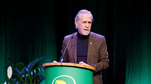 Daniel Helldén, du parti des Verts, estime que l'administration suédoise des transports devrait reconsidérer sa position et, sur la base des informations qu'il a reçues, reporter les travaux d'entretien jusqu'à ce que de nouvelles voies aient été construites.