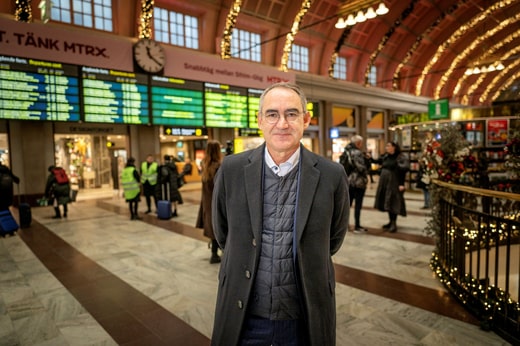 Roberto Maiorana dans le hall principal de la gare centrale de Stockholm.