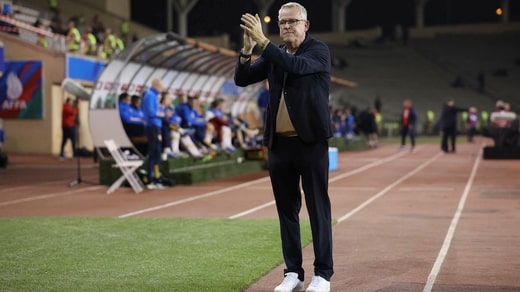 Janne Andersson remercie les supporters suédois avant le coup d'envoi.