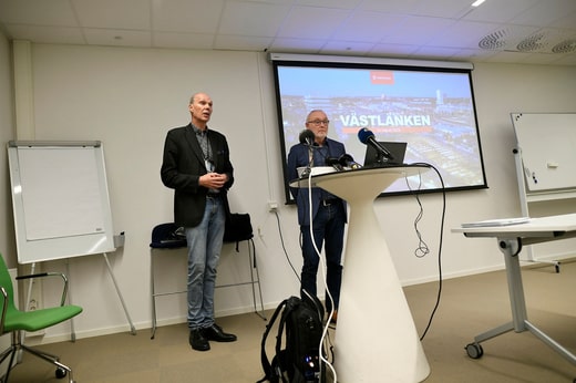 À gauche, le directeur régional de l'administration suédoise des transports, Jörgen Einarsson, à côté de Bo Larsson, chef de projet pour la liaison ouest. La photo est tirée d'un communiqué de presse du 31 août concernant les retards et l'augmentation des coûts.