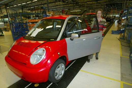 Le retrait de Ford de l'accord Think en 2002 a eu des conséquences majeures pour la production à Aurskog, dans le sud-est de la Norvège. Ici, le maire Karin Gulbrandsen se tient dans le hall de production avant les négociations avec les nouveaux propriétaires.