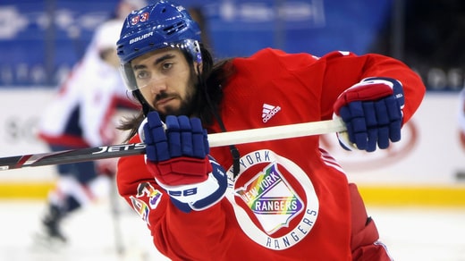 Mika Zibanejad avec un maillot d'échauffement arborant les couleurs arc-en-ciel de l'écusson du club des New York Rangers lors de la Pride Night 2021.