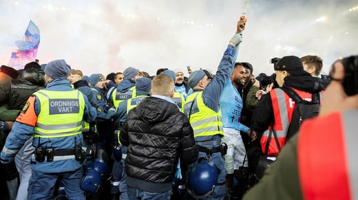 Isak Kiese-Thelin, vainqueur du match de Malmö FF, célèbre la Coupe du monde avec un Bengale à la main.