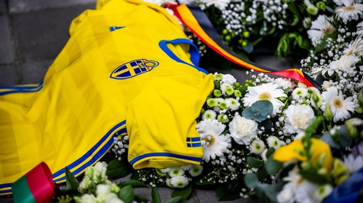 Un maillot de l'équipe nationale sur le site où deux Suédois ont été abattus avant le match de qualification pour le Championnat d'Europe entre la Belgique et la Suède.