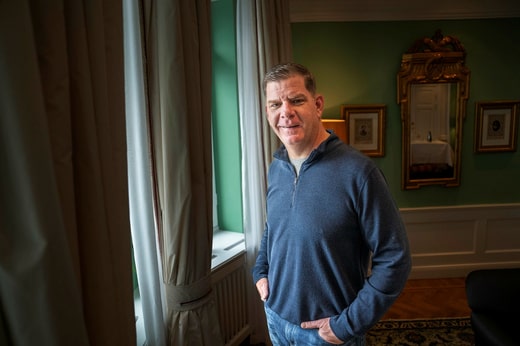 Marty Walsh est le PDG de l'Association des joueurs de la NHL (NHLPA) depuis mars 2023, avant quoi il a été secrétaire au travail (2021-2023) sous la présidence de Joe Biden. Âgé de 56 ans, il a également été maire de Boston pendant plus de sept ans.