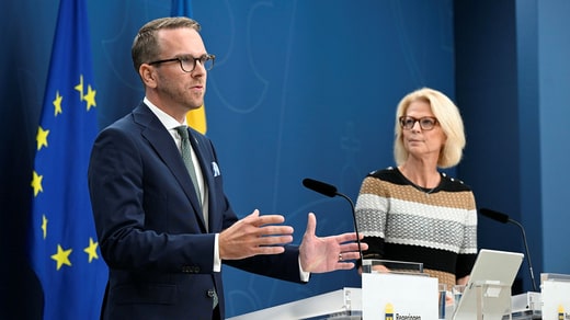 Le ministre de l'infrastructure et du logement Andreas Carlson (KD) et la ministre des finances Elisabeth Svantesson (M) lors d'une conférence de presse au début de l'automne. M. Carlson et le gouvernement ont dit non aux