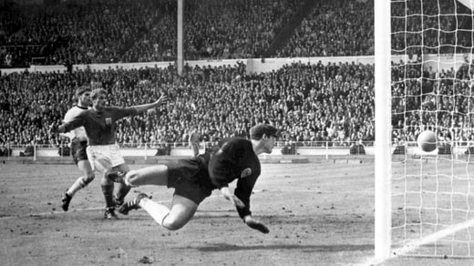 Le but controversé du 3-2 en finale de la Coupe du monde. Roger Hunt s'apprête à célébrer le but de Geoff Hurst.