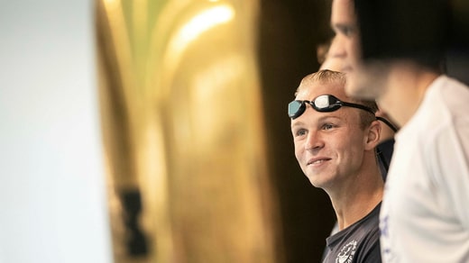 Il se passe des choses à la fois drôles, tristes et hilarantes autour du meilleur nageur de fond suédois, Victor Johansson.