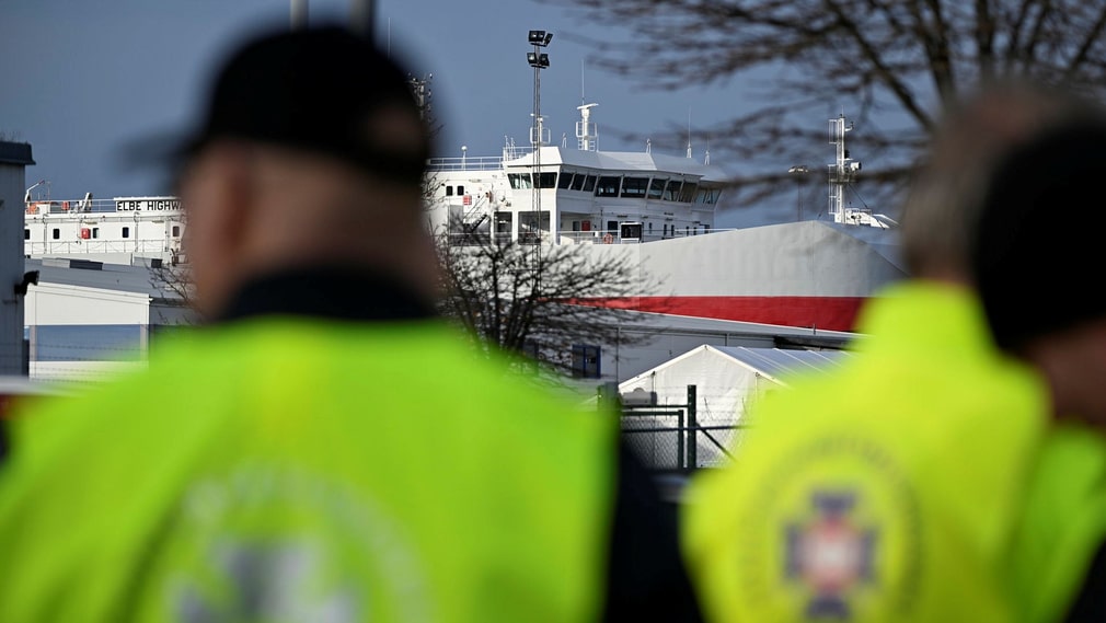 Mardi, le syndicat des travailleurs du transport a entamé un blocus contre le déchargement des voitures Tesla. La photo provient du port de Malmö.