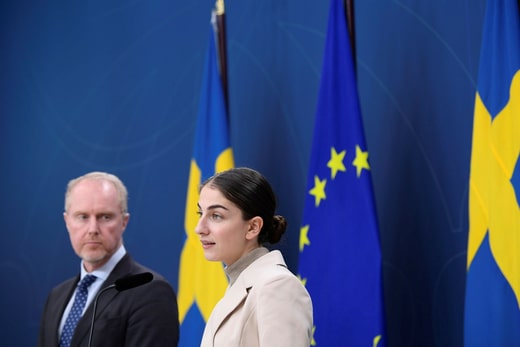 Mattias Frumerie, négociateur en chef de la Suède, et Romina Pourmokhtari, ministre du climat et de l'environnement (à gauche).