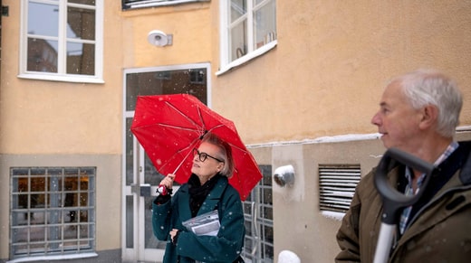 Maria Perstedt et le trésorier Ronny Sejersen expliquent que la cour intérieure a récemment fait l'objet de travaux d'entretien importants, ce qui les a obligés à emprunter de l'argent à la banque.