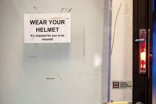 À l'extérieur d'une salle de réunion de l'une des entreprises où travaille Rati Kupatadze, il y avait un panneau qui ne semblait pas être respecté par ceux qui se trouvaient à l'intérieur de la salle.