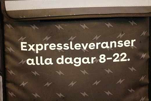 Il travaille en livrant des sacs d'épicerie et des plats de restaurants.