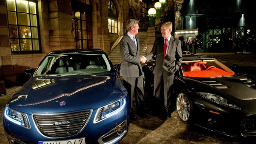 Victor Muller achetait tous ses costumes sur mesure à Savile Row, à Londres. Le 26 janvier, il signe l'accord de rachat de Saab Automobile, dont le PDG, Jan Åke Jonsson, est à droite.