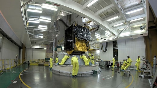 Ici, un satellite est construit dans le cadre d'un projet de l'ESA, l'Agence spatiale européenne.