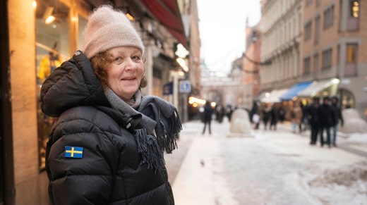 Se concentrer sur le tricot à domicile. Maj Nilsson fait ses courses pour les cadeaux de Noël.