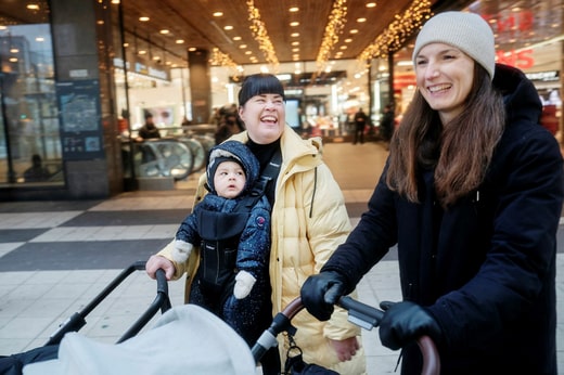 Tatjana Alexandersson et Jennie Hysing poussent un landau dans le froid de décembre : 
