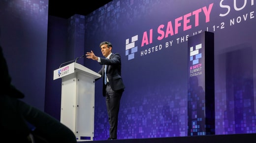 Le Premier ministre britannique Rishi Sunak lors d'une conférence sur l'IA à Bletchley Park.