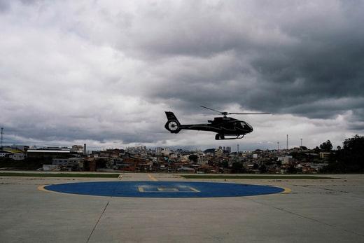 Les passagers n'ont pas besoin d'être des clients de l'hôtel, il leur suffit de prendre rendez-vous à l'avance et de payer une redevance de 1 200 SEK pour utiliser l'héliport.