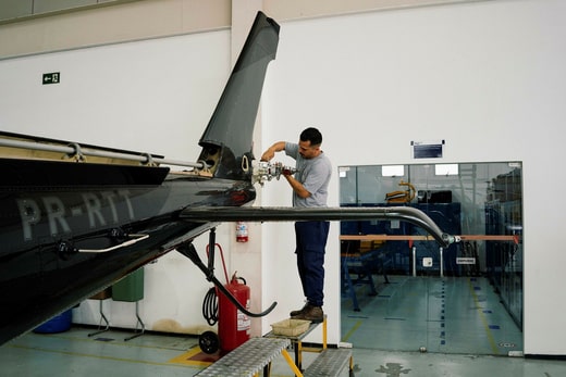 L'homme sur la photo travaille pour une entreprise spécialisée dans le stationnement et l'entretien des hélicoptères.