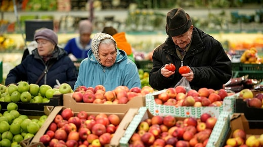 Des Russes achètent des fruits sur un marché de Moscou.