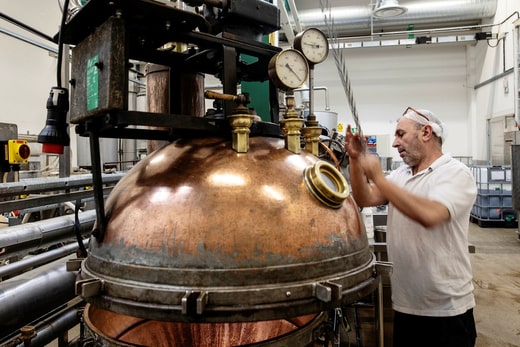 Ici, Mille Barjasic est photographié avec la chaudière vieille de 120 ans que les frères Liepe considèrent comme le cœur de l'entreprise. Ils disent qu'ils devront peut-être changer la recette avec une autre chaudière, car elle distillerait différemment.