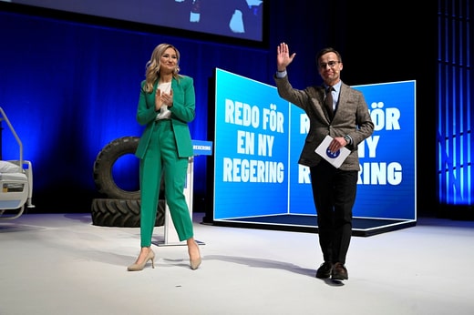 Une photo prise lors des journées municipales du KD à Karlstad pendant la campagne électorale de l'année dernière : le leader du M, Ulf Kristersson, et Ebba Busch du KD. À Karlstad, Kristersson a fait une déclaration quelques mois plus tard au sujet d'une nouvelle ligne ferroviaire sur l'axe Oslo-Stockholm. Récemment, Ebba Busch a déclaré qu'elle souhaitait