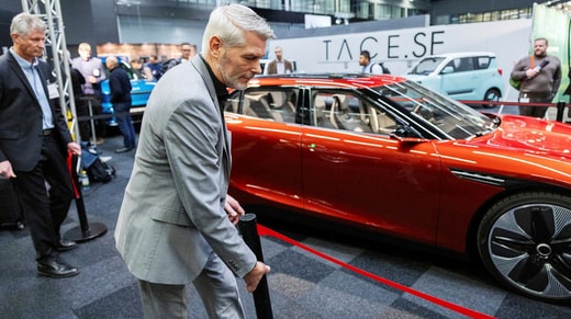 Peter Dahl (veste noire) et Frank Smit (veste grise), chefs de projet pour la voiture électrique Emily GT de Nev.