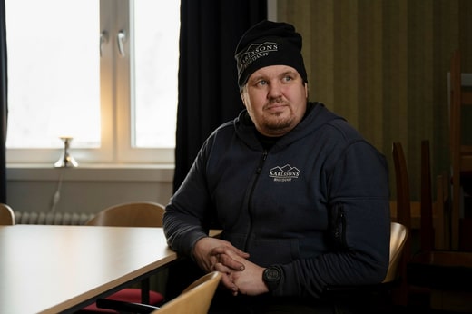 Erik Karlsson, président de Fredrikas Framtid, a présenté sa propre proposition, qui consiste à louer des appartements de la maison de retraite à d'autres personnes que celles qui ont besoin d'un logement spécial.