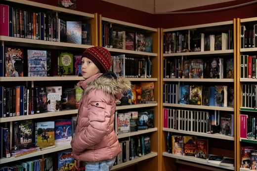 Siri Karlsson, 10 ans, dans la bibliothèque de Frieda, qui n'est pas surveillée, sauf quelques heures par semaine. Elle montre son livre préféré sur l'étagère : 