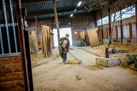 Il n'y a pas que les machines qui sont utilisées pour nettoyer les enclos.
