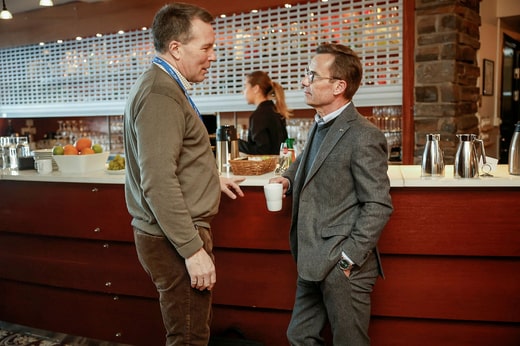 Ulf Kristersson en conversation avec Thomas Nilsson, directeur de Must, à Högfjällshotellet, Sälen.