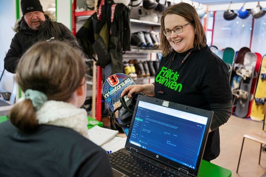 Pia Hedlund, coach et développeuse commerciale à la Fritidsbanken d'Umeå, aide le magasin pendant la haute saison, sinon elle travaille pour soutenir les personnes qui s'entraînent dans le magasin.
