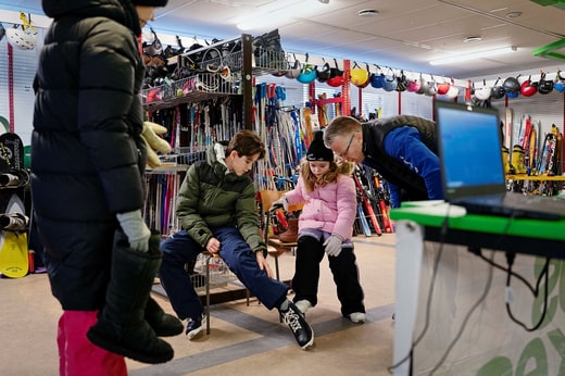 Leo et Ella Kassberg Topsholm essaient des chaussures de ski de fond à la banque de loisirs d'Umeå.