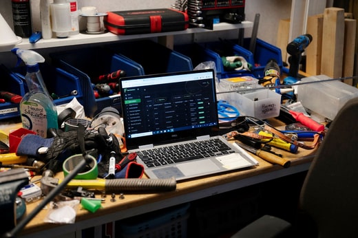 L'atelier de la banque de loisirs d'Umeå est rempli à ras bord d'objets à réparer avant de pouvoir les prêter à nouveau.