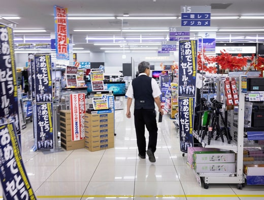 Tadashi Sato au travail dans le magasin d'électronique Nojima.
