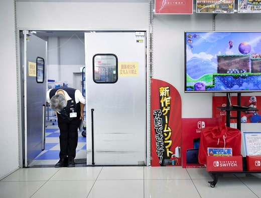 Tadashi Sato s'incline chaque fois qu'il entre dans l'atelier.