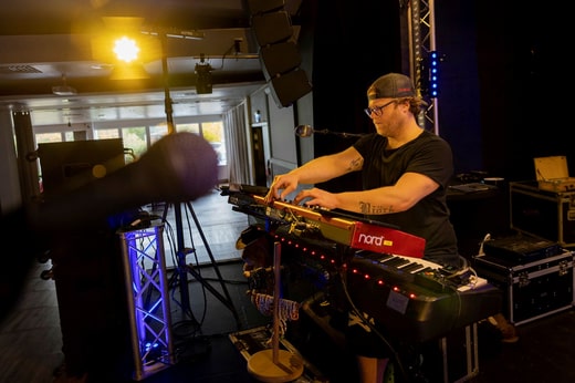 Kevin Björk Nordlund a joué dans Fernandoz de 2010 à 2016, mais s'est épuisé. En 2021, il a rejoint le groupe à nouveau.