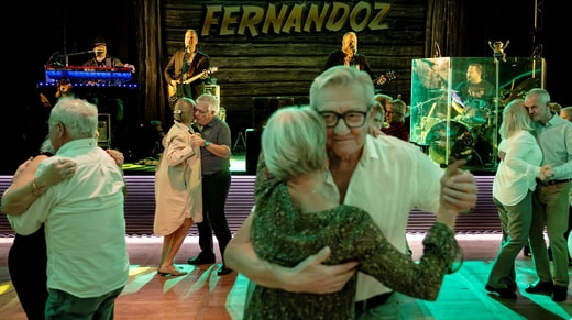 L'orchestre vient à peine de commencer que presque tous les visiteurs de la soirée sont déjà sur la piste de danse.