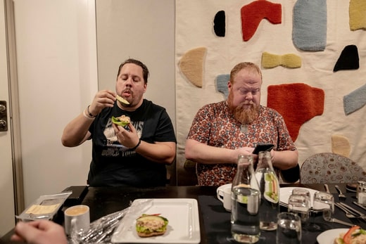 Pendant une pause d'une demi-heure, les membres du groupe reçoivent chacun un sandwich et du café.