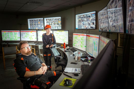 Casper Jakobsson (debout) surveille le parcours du plastique dans les machines de tri. Grâce à une technologie spéciale, 95 % du plastique arrivant à l'usine peut être recyclé.