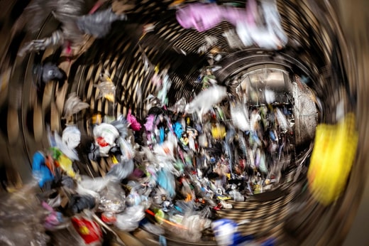 À l'instar d'un sèche-linge géant, le tambour tourne pour trier le plastique par taille. Cette opération s'effectue à travers plusieurs trous dans le mur.