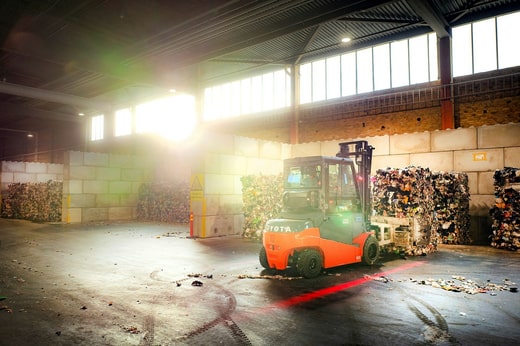 Le plastique provenant de toute la Suède et de certaines régions de Finlande est transporté par camion jusqu'à l'usine de Motala. Selon Mattias Philipsson, les émissions sont toutefois négligeables par rapport à l'effet du recyclage du plastique, qui permet de réduire les besoins en nouveau plastique et en incinération.