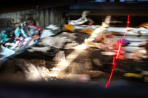 Grâce à la technologie des caméras, à la lumière infrarouge et aux lasers, la machine peut trier 1 000 paquets par seconde. C'est tellement rapide que la caméra peut à peine le capturer sur un film.