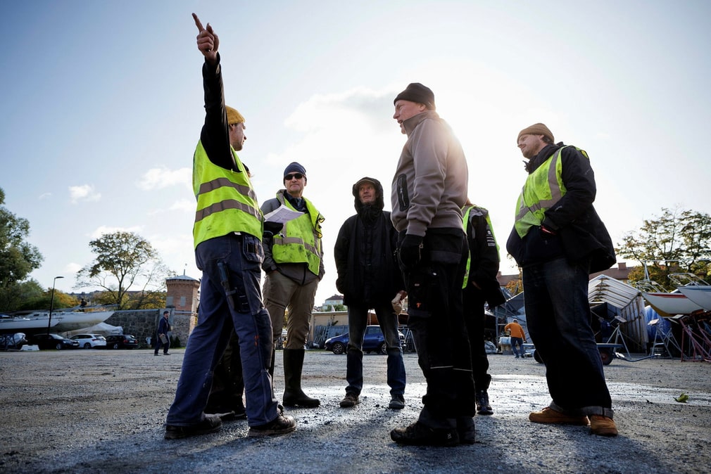 Le gouverneur déclare qu'il préfère résoudre des questions importantes et difficiles sur le plan analytique en consultant d'autres personnes : 