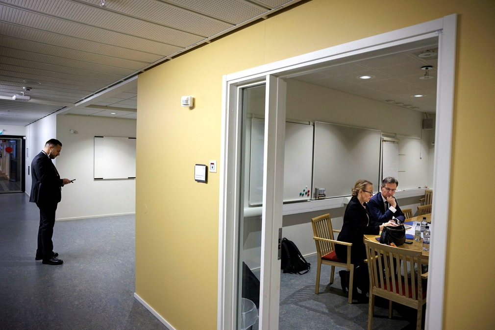 Le gouverneur Erik Thedéen et Åsa Olli Segendorf, chef du département de la politique monétaire, se préparent à la conférence de presse de la Riksbank à la bibliothèque universitaire de Jönköping.