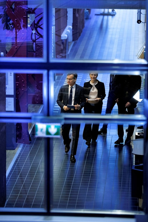 Erik Thedéen et Åsa Olli Segendorf se rendent à la conférence de presse de la Riksbank à la bibliothèque universitaire de Jönköping.