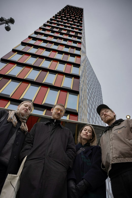 Frida Torstensson, Hampus Thysell, Klara Olasdotter Hallberg et Joar Nordvall devant le grattoir Sthlm 01.