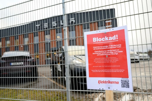 Panneau de grève à l'extérieur du centre de service Tesla à Segeltorp.
