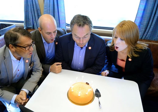 29 août 2012 : Les chefs de parti de l'Alliance de l'époque, Göran Hägglund (KD), Fredrik Reinfeldt (M), Jan Björklund (FP) et Annie Lööf (C), ont pris le train pour Linköping afin d'annoncer qu'ils avaient décidé de construire la liaison Est, ce qui a été célébré avec un gâteau - et en même temps, ils voulaient rappeler à tout le monde que l'Alliance avait huit ans d'existence.